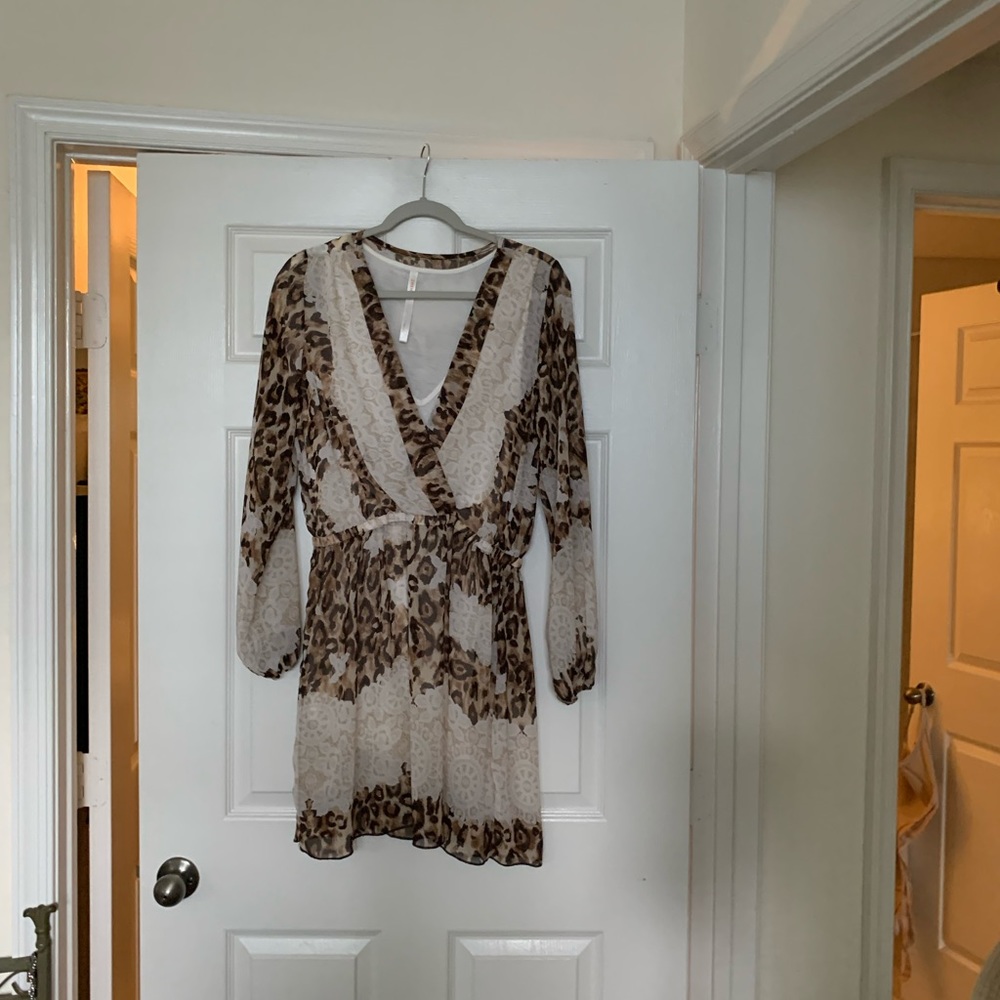 Long sleeve ivory dress. Animal print detail.